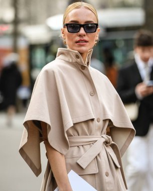 PARIS, Fransa - 5 Mart 2022 Viktoria Rader Paris 'te sokakta.
