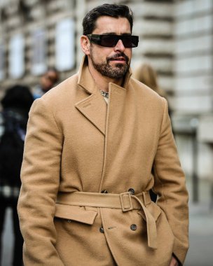 PARIS, Fransa - 5 Mart 2022: Alex Badia Paris 'te sokakta.