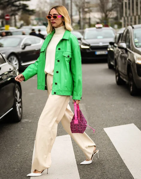 PARIS, Fransa 4 Mart 2022 Candela Pelizza Paris 'te sokakta.