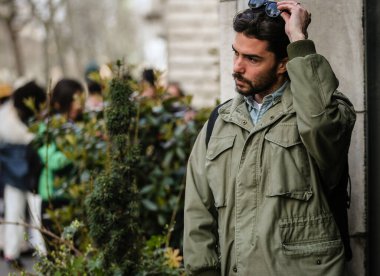 PARIS, Fransa 5 Mart 2022 Federico Avanzini Paris 'te sokakta.