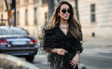 PARIS, Fransa - 5 Mart 2022: Tamara Kalinic Paris 'te sokakta.