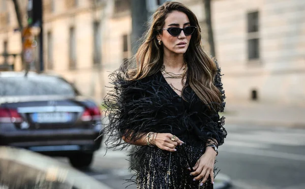 PARIS, Fransa - 5 Mart 2022: Tamara Kalinic Paris 'te sokakta.