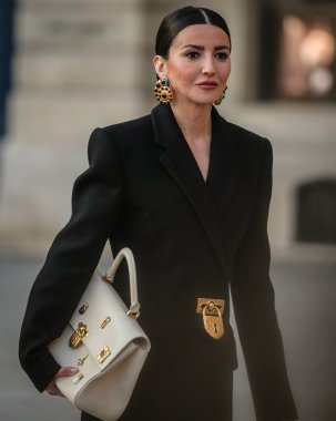 PARIS, Fransa - 6 Mart 2022: Paris 'te Kadınlar.