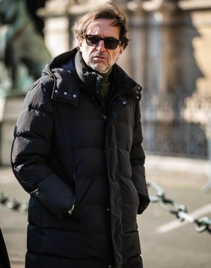 PARIS, Fransa - 7 Mart 2022 Mario Dell 'Oglio Paris' te sokakta.