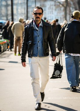 PARIS, Fransa - 7 Mart 2022: Paris 'te Sokaktaki Adamlar.