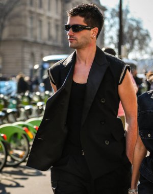 PARIS, Fransa - 7 Mart 2022 Marc Forne Paris 'te sokakta.