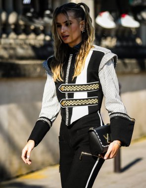 PARIS, Fransa - 7 Mart 2022 Xenia Adonts Paris 'te sokakta.