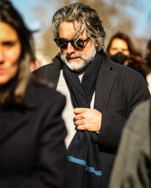 PARIS, Fransa - 7 Mart 2022: Paris 'te Sokaktaki Adamlar.