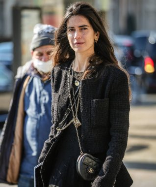 PARIS, Fransa - 8 Mart 2022: Chiara Totire Paris 'te sokakta.