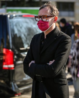 PARIS, Fransa - 8 Mart 2022: Paris 'te Sokaktaki Adamlar.