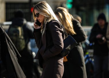 PARIS, Fransa - 8 Mart 2022: Paris 'te Kadınlar.