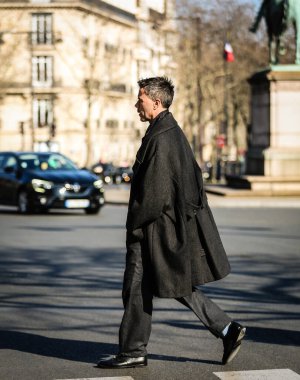 PARIS, Fransa 8 Mart 2022 Markus Ebner Paris 'te sokakta.