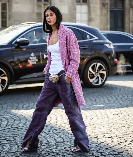 PARIS, Fransa 8 Mart 2022 Gilda Ambrosio Paris 'te sokakta.