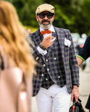 VARESE, İtalya - 22 Mayıs 2022: Varese 'deki Beyefendiler Binişi sırasında erkekler.