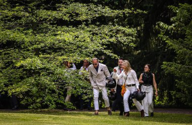 VARESE, İtalya - 22 Mayıs 2022: Varese 'deki Beyefendiler Binişi için gelen bir grup insan.