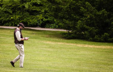 VARESE, İtalya - 22 Mayıs 2022: Varese 'deki Beyefendiler Binişi sırasında erkekler.