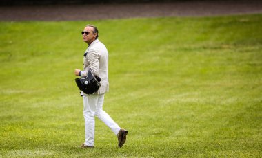 VARESE, İtalya - 22 Mayıs 2022: Varese 'deki Beyefendiler Binişi sırasında erkekler.