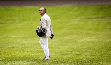 VARESE, İtalya - 22 Mayıs 2022: Varese 'deki Beyefendiler Binişi sırasında erkekler.