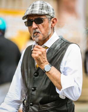 VARESE, İtalya - 22 Mayıs 2022: Varese 'deki Beyefendiler Binişi sırasında erkekler.