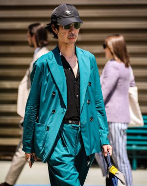 FLORENCE, Italya- 14 Haziran 2022: lsao Kato Floransa 'da sokakta.