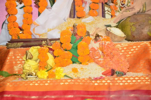 인도에서는 축제인 스리랑카 축제가 열린다 스리랑카 라크쉬마 조각상들은 전통적 결혼용 — 스톡 사진