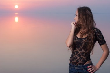 gün batımında sahilde kot şortlu seksi güzel kadın