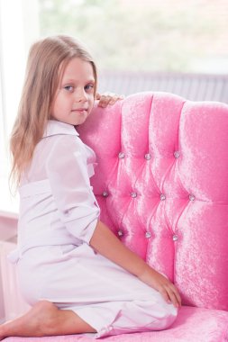 sandalyede oturan kız