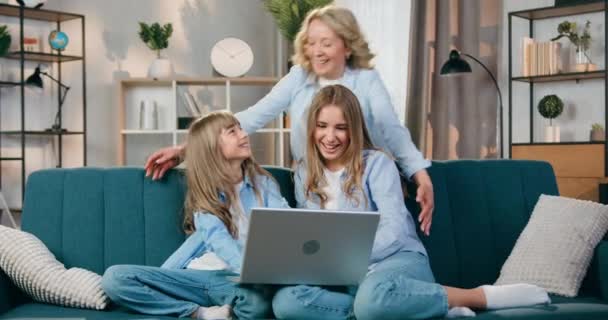 Rodina idylla, kde docela milující milující matka přichází ke svým nejstarším a mladším dcerám a mazlí se s nimi během jejich pozitivního videohovoru na počítači — Stock video