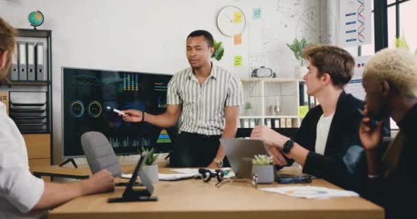 Framgång koncept där snygg positiv säker skicklig mångsidig manlig team klappa händer efter gemensamt möte om affärsstrategi — Stockvideo