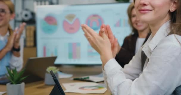 Público femenino aplaude feliz gerente líder gracias por conferencia o seminario en la mesa de información en la oficina — Vídeos de Stock