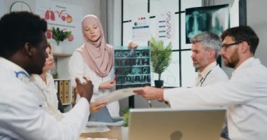 Tıp ve sağlık konsepti, kendine güvenen iyi görünümlü, nitelikli erkek ve kadın doktorların klinikte ortak bir toplantı düzenlediği...