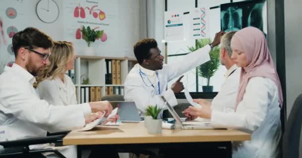 믿을 만하게 신뢰할 수있는 자격을 갖춘 다 문화적 인 남녀 의사들 이 현대 의료 원에서 공동 회의를 열고 있는 의학 개념 — 비디오