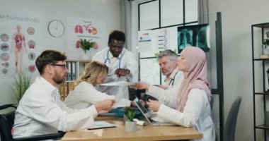 Klinikte çalışmak, yoğun özgüvenli, yüksek ırklı erkek ve kadın iş arkadaşlarının ortak brifing sırasında farklı raporlarla bilgilendirildikleri yerdir.