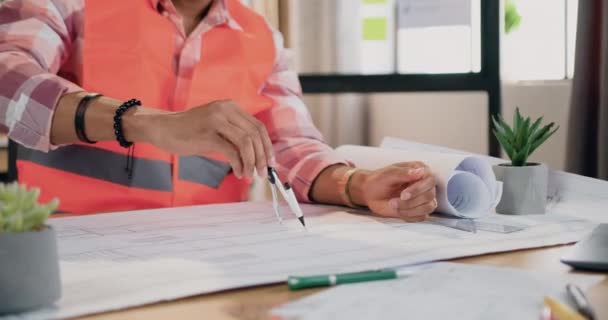 Uomo-ingegnere professionista sconosciuto nel cerchio di disegno del gilet con bussola sul piano di carta di grande formato, che lavora nell'ufficio di progettazione — Video Stock