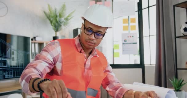 Bauindustriekonzept, wo attraktive selbstbewusste qualifizierte multiethnische männliche Architekten am Entwurf mit Kompass arbeiten, am Arbeitsplatz im Designbüro sitzen — Stockvideo