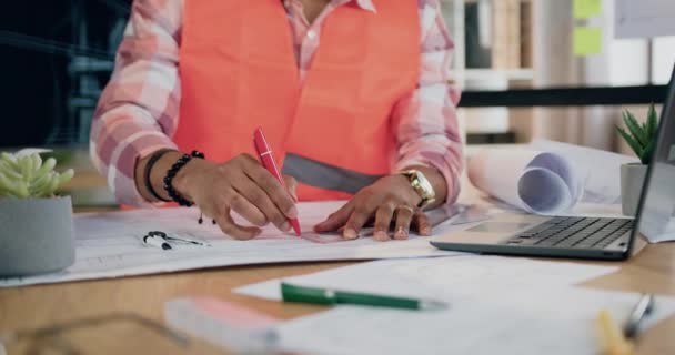 Neznámý dobře použitelný muž architekt ve vestě kreslicí čára na papírovém projektu s perem a pravítkem v designové kanceláři, pohled zepředu, zpomalení — Stock video