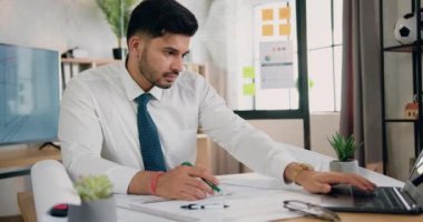 Bilgisayar ekranından seyreden ve büyük formatta çizim yapan yakışıklı, konsantre sakallı bir mimarın olduğu endüstri konsepti.