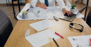 Kamera, kendine güveni yüksek yetenekli, maksatlı sakallı bir mimarı çekiyor. Kağıt projesini düşünürken, modern tasarım ofisinde pusula ile çizim yapıyor.