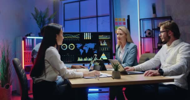 Workflow im Abendbüro, wo attraktive selbstbewusste intelligente Kreative vielfältige Unternehmensmitarbeiter erlebten, die während der Besprechung für eine gemeinsame Entscheidung stimmten — Stockvideo
