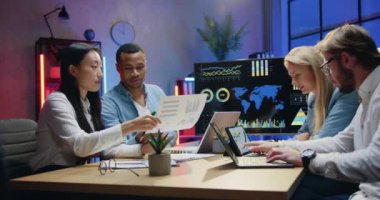 Akşam ofisindeki iş akışında kendine güvenen, akıllı, maksatlı, çeşitli iş arkadaşlarının ortak toplantı sırasında raporlara ve çizelgelere ulaştığı yer.