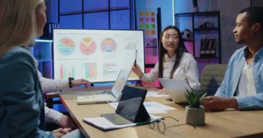 Başarılı, olumlu, profesyonel, çeşitli uzmanlar, akşam ofislerinde ekonomik kalkınma konulu başarılı ortak çalışma sonrasında birbirleriyle tokalaşıyorlar.