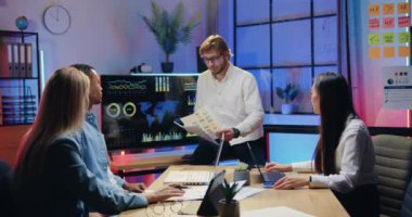 Yakışıklı, kendine güvenen, sakallı, baş yönetici. Akşamları modern ofiste buluşurken çeşitli motivasyonlu astlarına çizelgelerle raporlar veriyor.