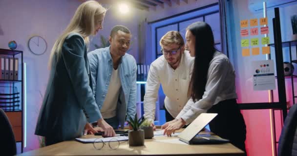 Probable positif satisfait qualifié divers spécialistes masculins et féminins travaillant ensemble dans le bureau du soir et poignée de main après une collaboration efficace, vue de face — Video