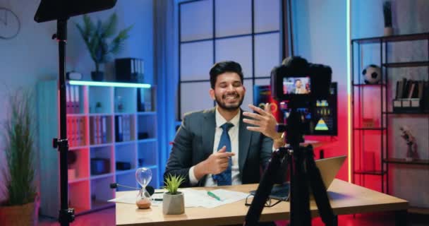 Frumos zâmbind de succes om de afaceri cu barbă calificat în uzură formală înregistrând un nou videoclip pentru canalul său de afaceri pe internet și aplaudând mâinile la sfârșitul conversației — Videoclip de stoc