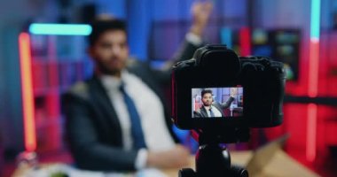Akşam ofislerinde internet izleyicileri için video kaydeden sevimli, kendine güvenen, zeki, stil sahibi, sakallı ofis yöneticisine bak.