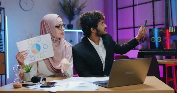 Concept d'entreprise où attrayant positif arabe réussi deux hommes et femmes d'affaires tenant une réunion en ligne avec des collègues sur ordinateur du bureau du soir — Video