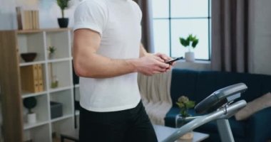 Spor giyimli, yakışıklı, aktif, sakallı bir adam. Kulaklıkla müzik dinlerken sabah antrenmanında koşuya çıkıyor.