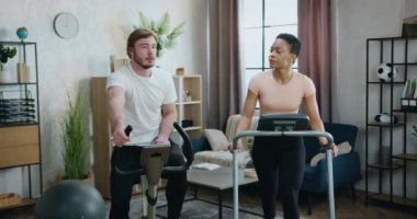 Spor bahislerinde sporcu çiftin koşu bandı ve bisiklet eğitmeninde birlikte egzersiz yaptığı ev ödevi konsepti.