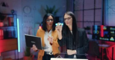 Oldukça yoğun bir şekilde çekilen kamera görüntüleri, akşam ofislerinde fazla mesai yaparken cam duvarın yanında duran iki kadın ofis yöneticisini tecrübe etti.