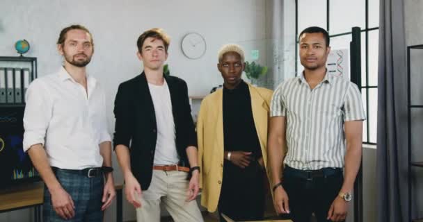 Portrét kreativních různorodých mužských podnikatelů, kancelářský tým, který stojí v řadě a dívá se do kamery — Stock video